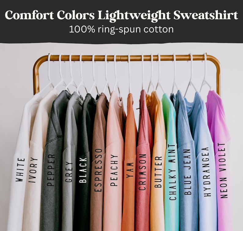 Puede incluir: Una exhibici&oacute;n de sudaderas ligeras Comfort Colors en varios colores, incluyendo blanco, marfil, pimienta, gris, negro, espresso, melocot&oacute;n, &ntilde;ame, carmes&iacute;, mantequilla, menta tiza, vaquero azul, hortensia y ne&oacute;n violeta. El texto dice "Comfort Colors Lightweight Sweatshirt" y "100% ring-spun cotton".