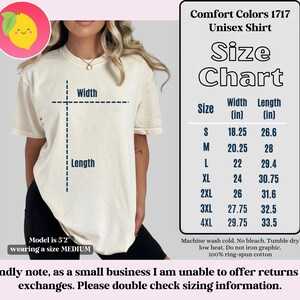 Pu&ograve; includere: Una maglietta unisex Comfort Colors 1717 color crema. L'immagine include una tabella delle taglie con misure in pollici, dalla S alla 4XL. La modella &egrave; alta 1,57 m e indossa una taglia M. La maglietta &egrave; realizzata in 100% cotone ring-spun.