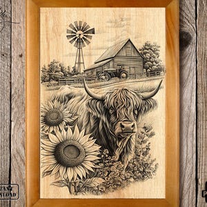 Pu&ograve; includere: Un'opera d'arte incorniciata, pirografata su legno, raffigurante una mucca delle Highlands, girasoli, un fienile, un mulino a vento e un trattore. L'opera &egrave; nei toni del marrone e del nero, con le parole "Download istantaneo".