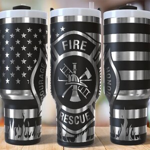 Könnte beinhalten: Ein Set aus drei schwarzen und silbernen isolierten Reisebechern. Einer hat ein sternenbesetztes Flaggenmuster, ein anderer ein Feuerwehr-Emblem und der dritte horizontale Streifen. Jeder Becher hat einen schwarzen Griff und einen weißen Deckel.