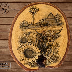 Pu&ograve; includere: Una fetta di legno rustica con un'incisione dettagliata di una mucca delle Highlands, girasoli, un fienile e un mulino a vento. L'opera d'arte &egrave; nei toni del marrone e del beige, con il testo "Instant Download" in basso.