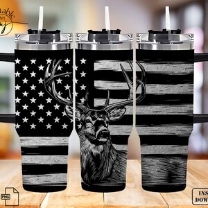 Pode incluir: Tr&ecirc;s copos de a&ccedil;o inoxid&aacute;vel com al&ccedil;as e tampas pretas. Os copos s&atilde;o envoltos com um design de uma cabe&ccedil;a de veado com chifres na frente de uma bandeira americana. A bandeira &eacute; preta e branca com um visual desgastado.