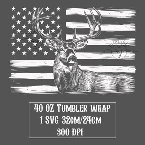 Pode incluir: Uma ilustra&ccedil;&atilde;o digital em preto e branco de um veado com grandes chifres em p&eacute; em frente a uma bandeira americana. O texto "40 oz TUMBLER WRAP 1 SVG 32CM/24CM 300 DPI" est&aacute; abaixo da imagem.