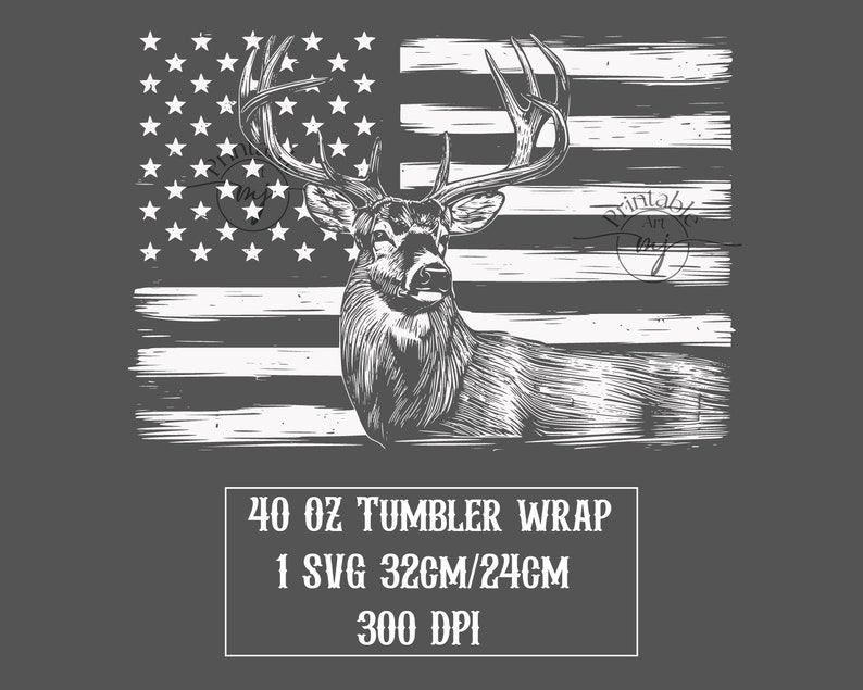 Pode incluir: Uma ilustra&ccedil;&atilde;o digital em preto e branco de um veado com grandes chifres em p&eacute; em frente a uma bandeira americana. O texto "40 oz TUMBLER WRAP 1 SVG 32CM/24CM 300 DPI" est&aacute; abaixo da imagem.