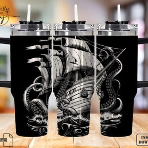 Könnte beinhalten: Ein schwarzer und silberner Edelstahlbecher mit einer Grafik eines Schiffes und eines Kraken. Der Becher hat einen Deckel und einen Strohhalm.