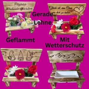 K&ouml;nnte beinhalten: Vier Holzbank-Pflanzgef&auml;&szlig;e mit verschiedenen Designs und Texten. Eines tr&auml;gt die Aufschrift "Papas Kr&auml;utergarten", ein anderes "Gl&uuml;ck ist, eine Oma wie dich zu haben!", ein drittes zeigt Zwerge und das letzte Berge. Jedes enth&auml;lt Blumen.