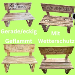 May include: Four wooden benches with various engraved texts. The benches are made of light brown wood with a rustic finish. The text on the benches includes "Elmira", "Mein Lieblingsplatz", and "Lieblingsplatz". The benches are displayed against a green background.