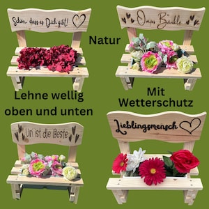 K&ouml;nnte beinhalten: Vier kleine Holzb&auml;nke mit dekorativen R&uuml;ckenlehnen und Blumenarrangements. Jede Bank hat eine andere Inschrift: "Sch&ouml;n, dass es Dich gibt!", "Omas B&auml;nkle", "Uri ist die Beste" und "Lieblingsmensch". Die B&auml;nke sind mit bunten Blumen gef&uuml;llt.