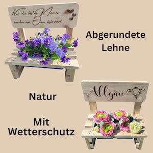 K&ouml;nnte beinhalten: Zwei kleine Holzb&auml;nke, eine mit lila Blumen und dem Text "Nur die besten Mamas werden zur Oma befordert", die andere mit rosa und gr&uuml;nen Blumen und dem Text "Allg&auml;u". Beide B&auml;nke haben eine nat&uuml;rliche Holzoberfl&auml;che.