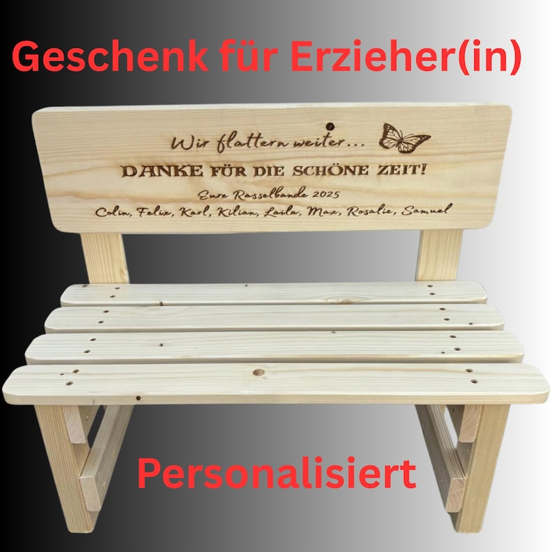 May include: A wooden bench with a backrest, featuring engraved text and a butterfly illustration. The text reads "Geschenk f&uuml;r Erzieher(in)", "Wir flattern weiter... DANKE F&Uuml;R DIE SCH&Ouml;NE ZEIT! Eure Rasselbande 2025" and names. The word "Personalisiert" is also visible.
