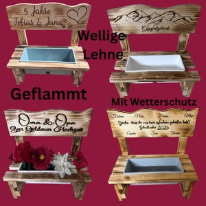 K&ouml;nnte beinhalten: Holzbankf&ouml;rmige Pflanzgef&auml;&szlig;e mit verschiedenen Inschriften und Designs. Ein Pflanzgef&auml;&szlig; hat einen blauen Beh&auml;lter, ein anderes einen wei&szlig;en Beh&auml;lter, und ein drittes ist mit Blumen gef&uuml;llt. Die B&auml;nke sind aus hellem Holz.