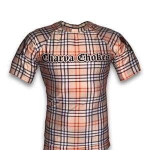 Könnte beinhalten: Ein beige-schwarz-oranger karierter Rashguard mit dem Aufdruck "Charva Chokes" auf der Vorderseite.