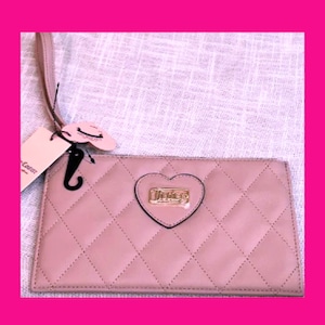 Personalice su nombre en el llavero de color que elija, que viene adjunto a este bolso de mano genuino de Juicy Couture. ENVOLTURA DE REGALO GRATUITA
