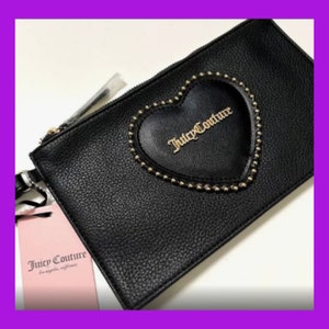 Personalice su nombre en el llavero de color que elija, que viene adjunto a este bolso de mano genuino de Juicy Couture. ENVOLTURA DE REGALO GRATUITA
