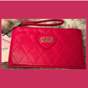 Personalice su nombre en el llavero de color que elija, que viene adjunto a este bolso de mano genuino de Juicy Couture. ENVOLTURA DE REGALO GRATUITA