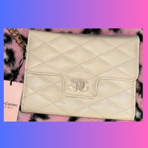 Personalice su nombre en el llavero de color que elija, que viene adjunto a este bolso de mano genuino de Juicy Couture. ENVOLTURA DE REGALO GRATUITA