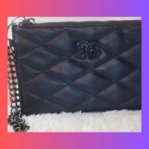 Personalice su nombre en el llavero de color que elija, que viene adjunto a este bolso de mano genuino de Juicy Couture. ENVOLTURA DE REGALO GRATUITA