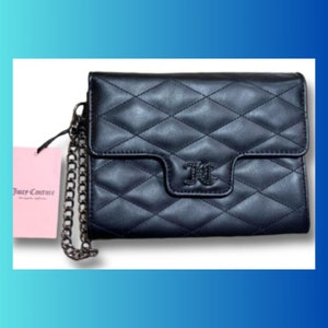Personalice su nombre en el llavero de color que elija, que viene adjunto a este bolso de mano genuino de Juicy Couture. ENVOLTURA DE REGALO GRATUITA