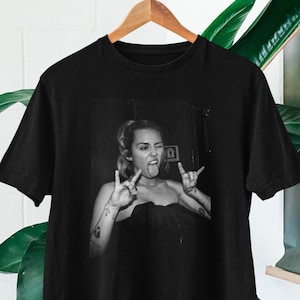 Miley Cyrus photo t-shirt | Miley Cyrus fans t-shirt | Miley Cyrus Endless Summer Vacation | Miley Cyrus flowers |Miley Cyrus hoodie|Smilers