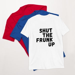 Shut the Frunk Up Unisex T-shirt met korte mouwen Junk in the Frunk Tesla Frunk Trunk in the Front Shirt Tesla Jokes Fun T-shirts Tesla Humor