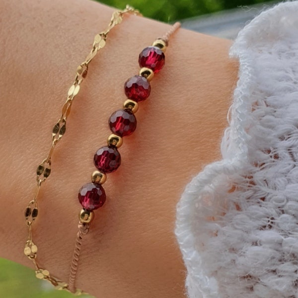 Roter GRANAT Armband natürliche facettierte Steine erster Güteklasse mit Silber Elementen oder 14K Gold Plattierung Geburtsstein Januar zart