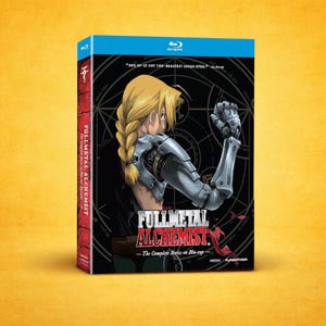 Può includere: Fullmetal Alchemist: L'intera serie su Blu-ray. Il cofanetto Blu-ray presenta un personaggio con i capelli biondi e un braccio meccanico. Il titolo è in rosso e bianco, con il titolo della serie sul dorso.