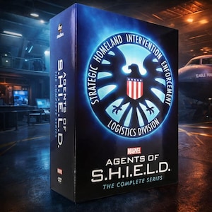 Può includere: Cofanetto DVD della serie completa di Marvel's Agents of S.H.I.E.L.D. La scatola è blu scuro con il logo S.H.I.E.L.D. al centro, circondato da testo. Il logo ABC Studios si trova nell'angolo in alto a sinistra.