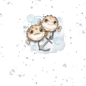 Könnte beinhalten: Illustration von zwei Cartoon-Kugelfischen mit hellbrauner Haut und großen Augen, verbunden durch einen silbernen Anker. Der Hintergrund zeigt Aquarellblasen und blaue Farbspritzer, die ein maritimes Thema erzeugen.