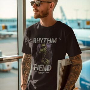 Rhythm Fiend Graphic Tee, Hiphop Streetwear, Musikproducenttröja, Embark Sounds