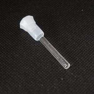 Peut inclure: Un compte-gouttes en verre transparent avec un embout en plastique blanc. Le compte-gouttes est utilisé pour distribuer des liquides.