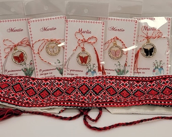 Pode incluir: Cinco pulseiras de corda vermelha e branca com um amuleto de borboleta dourada. Cada pulseira tem um cartão pequeno anexado com a palavra "Martie" e o texto "O primavara incepe cu martisor".