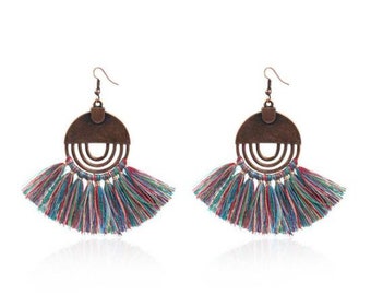 boucles d'oreille bohème pompons 8 cm