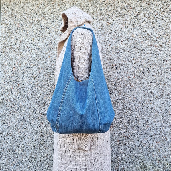 Slouchy Denim Hobo Umhängetasche, Upcycled Blue Jeans Strandtasche, nachhaltiges Geschenk, lässige Surferhandtasche mit buntem Futter