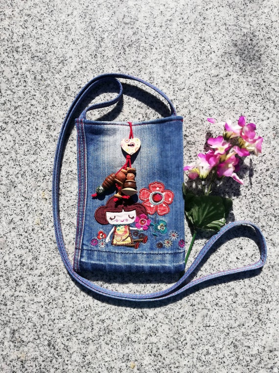 Adorable bolso bandolera para niños de mezclilla reciclado con una bonita  niña con apliques y forro floral reutilizado, un bolso cruzado para niños  único en su tipo. -  México
