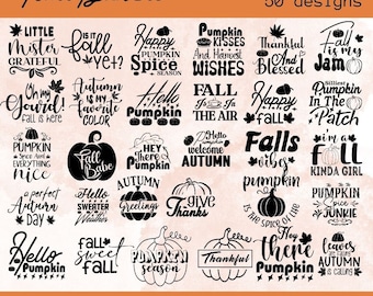 Pode incluir: Uma coleção de 50 designs SVG temáticos de outono em preto e branco. Os designs apresentam várias frases e imagens relacionadas ao outono, como abóboras, folhas e as palavras "outono", "outono" e "abóbora".