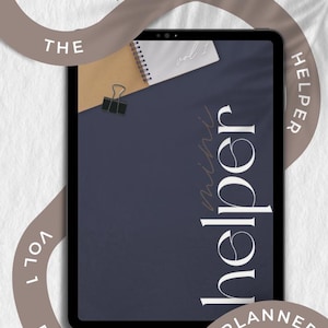 Puede incluir: Un planificador digital en la pantalla de una tableta con el texto "The Mini Helper Vol 1" y "Digital Notebook Planner". La tableta está sobre una superficie blanca con un cuaderno marrón y blanco y un clip de papel plateado.