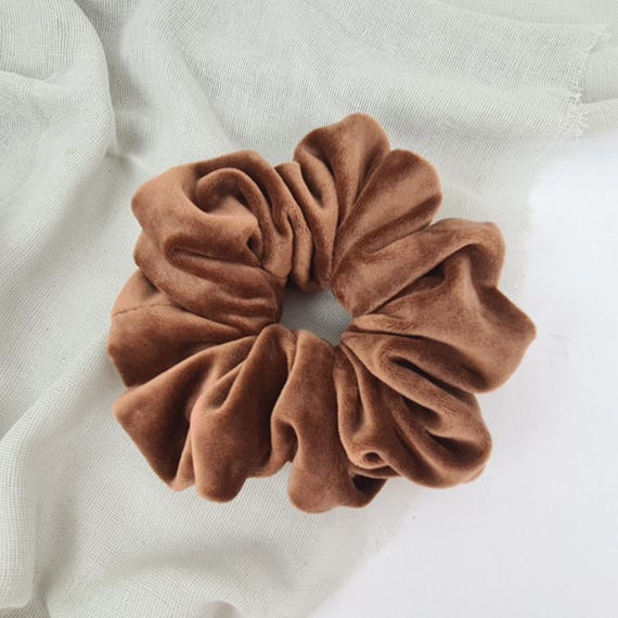 VELVET SCRUNCHIE WARM CHOCOLATE VELVET SCRUNCHIE WARM CHOCOLATE