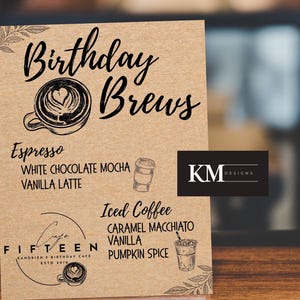 以下が含まれることがあります： 「Birthday Brews」の文字とコーヒーのイラストが描かれた茶色の紙の看板。エスプレッソ、ホワイトチョコレートモカ、アイスコーヒーなどのコーヒーメニューが記載されています。「Cafe Fifteen」と「KM Designs」の文字も含まれています。