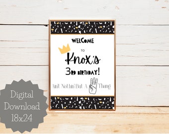 Puede incluir: Un letrero de cumpleaños enmarcado con el texto "Welcome to Knox's 3rd Birthday!" en escritura negra. El letrero tiene un borde dorado y un diseño de confeti en blanco y negro. El letrero mide 45,7 x 61 cm.