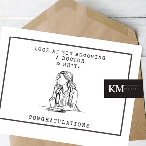 Cartão de Formatura Médica Engraçado | Cartão de Formatura de Médico | Download para Impressão | “Olha Você se Tornando Médico e Merda” | Download Instantâneo
