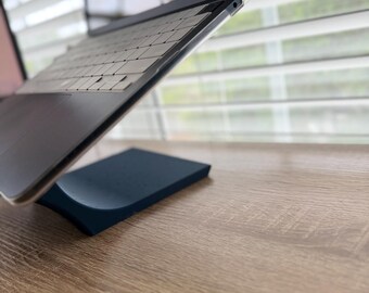Soporte ergonómico para MacBook Air, configuración minimalista de escritorio