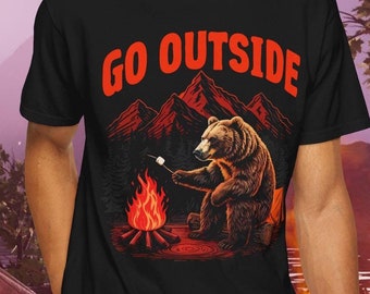 Camiseta con gráfico de fogata de oso grizzly Go Outside: camiseta para amantes de la naturaleza, aventuras y campamentos al aire libre, montañas, exploración de s'mores, unisex