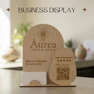 Könnte beinhalten: Holz-Werbedisplay mit dem Text "BUSINESS DISPLAY" oben. Das Display zeigt das Logo "Aurea Hair & Nails", Kontaktinformationen und einen QR-Code. Das Display ist aus hellem Holz gefertigt.
