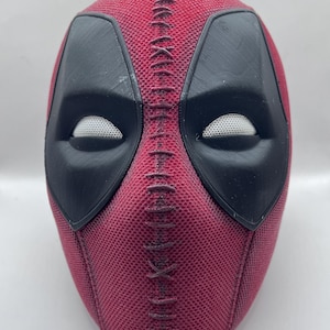 Peut inclure: Un masque de Deadpool rouge et noir avec un design cousu et une maille blanche pour les yeux.