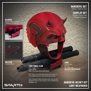 Puede incluir: Un casco rojo de Daredevil con cuernos, con dos porras negras. La imagen incluye una funda, gafas y el texto "Daredevil Helmet Set Light Weathered". Es un conjunto de cosplay.