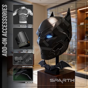Peut inclure: Un casque intégral noir avec des oreilles pointues et des yeux bleus lumineux sur un présentoir. L'image inclut des étiquettes pour les accessoires : armure portable, armure de biceps, présentoir et bâton de chauve-souris, avec la marque Sparth 3DP.