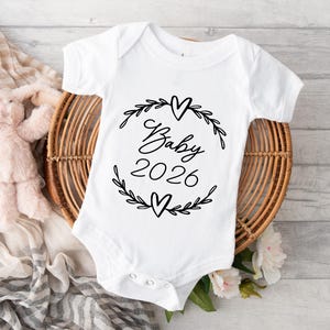 Announce pregnancy. Baby bodysuit. Bodysuit gift. Baby birth gift. Announce pregnancy with a bodysuit. Baby 2025. Baby 2026.