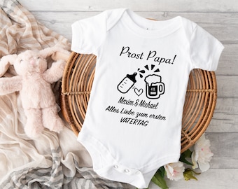 Babybody Vatertag personalisiert Bodysuit Erster Vatertag anstoßen Bier und Babyflasche Name Prost Papa, Vatertagsgeschenk Baby, Geschenk