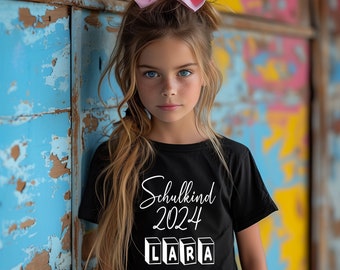 T-Shirt Schulkind 2024 - Mit Wunschname - Personalisiert - Geschenk zur Einschulung für Jungen & Mädchen - Schulkind - 2024 - Einschulung
