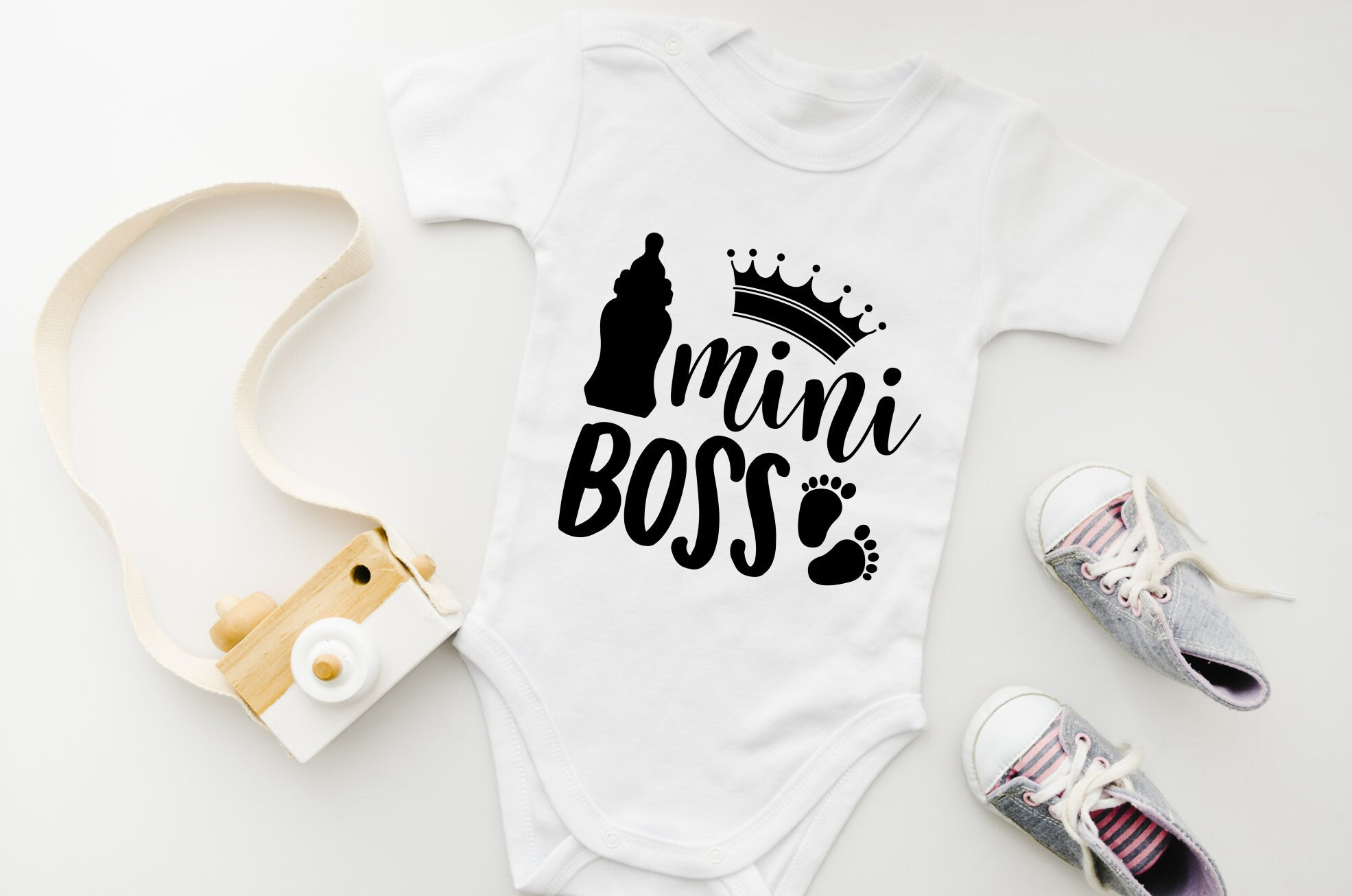 Baby bodysuit. Pregnancy announcement baby bodysuit. Mini boss. Baby gift. Pregnancy announcement gift idea